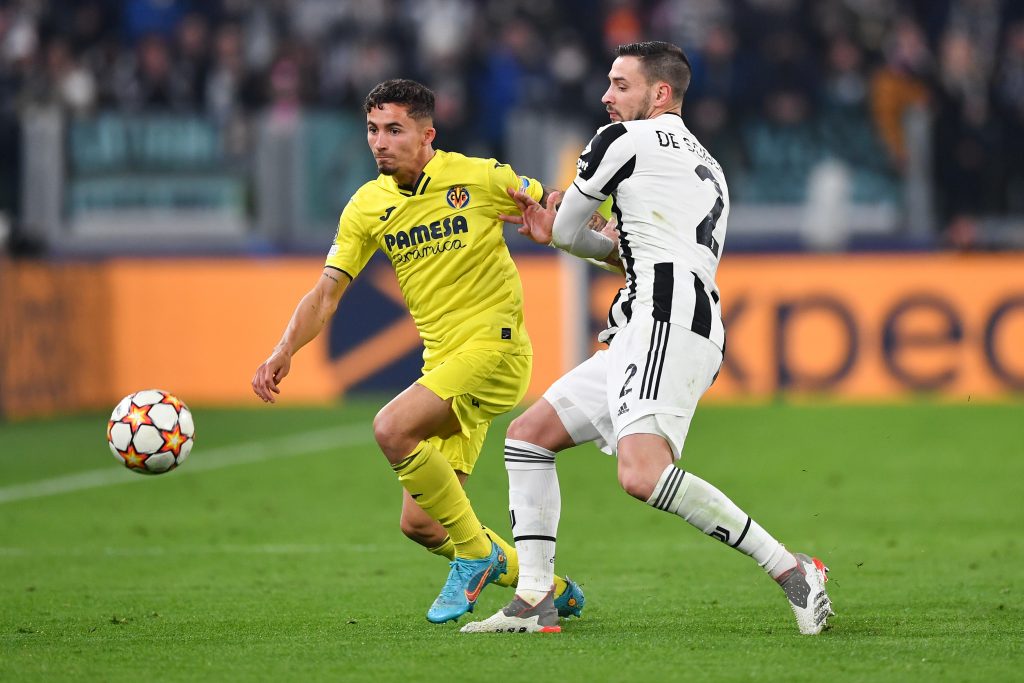 TURIN, ITALY - MARCH 16: Mattia De Sciglio of Juventus battles for possession with Yeremi Pino of Villarreal CF during the UEFA Champions League Round Of Sixteen Leg Two match between Juventus and Villarreal CF at Juventus Stadium on March 16, 2022 in Turin, Italy. (Photo by Valerio Pennicino/Getty Images)