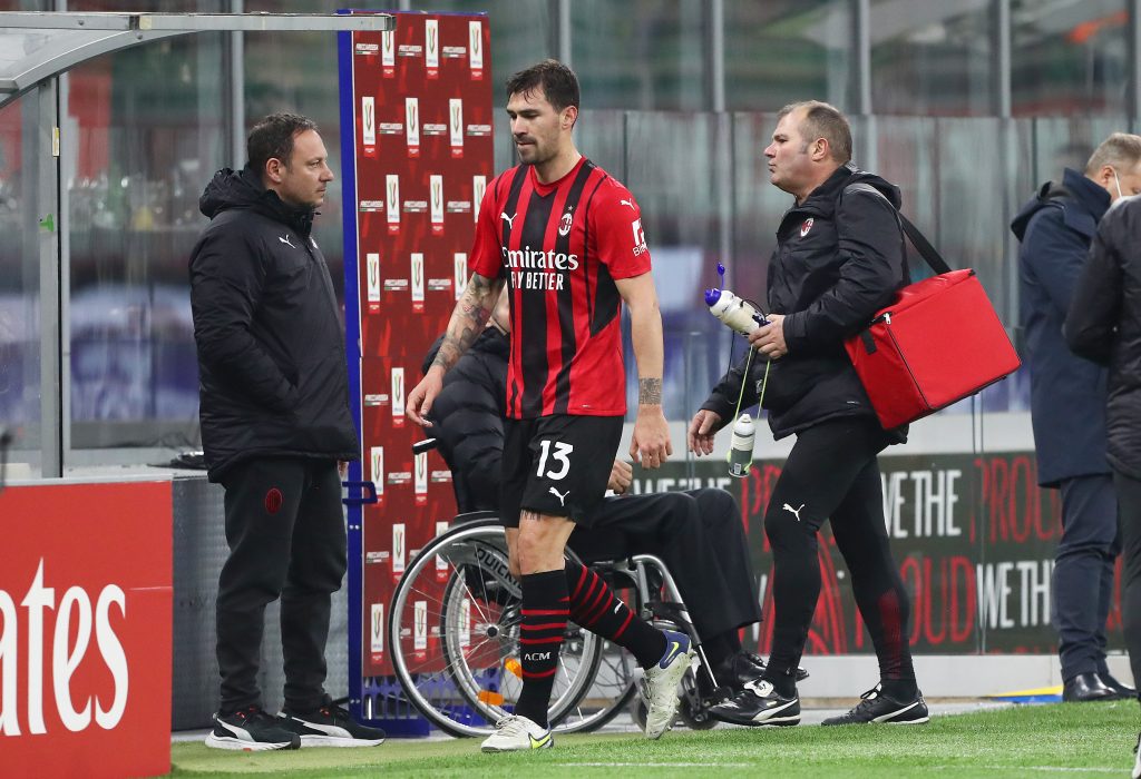 MILAN, ITALY - MARCH 01: Alessio Romagnoli of AC Milan leaves the pitch after an injury during the Coppa Italia Semi Final 1st Leg match between AC Milan and FC Internazionale at Stadio Giuseppe Meazza on March 01, 2022 in Milan, Italy. (Photo by Marco Luzzani/Getty Images)