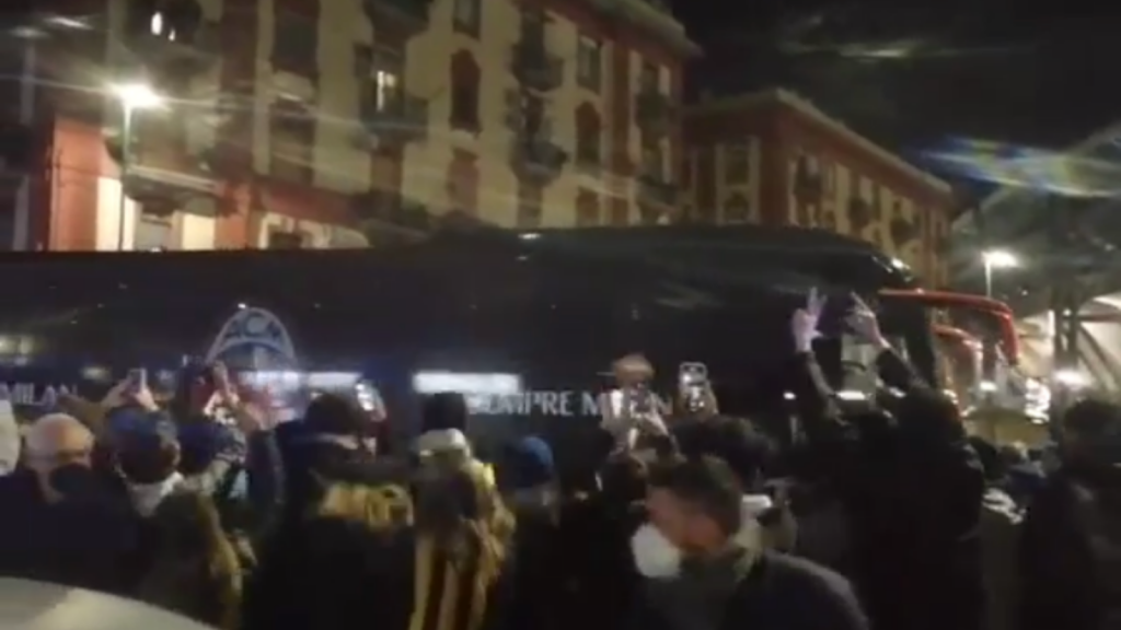 Napoli-Milan, l'arrivo del pullman rossonero al Maradona: ultime nella video news AC Milan