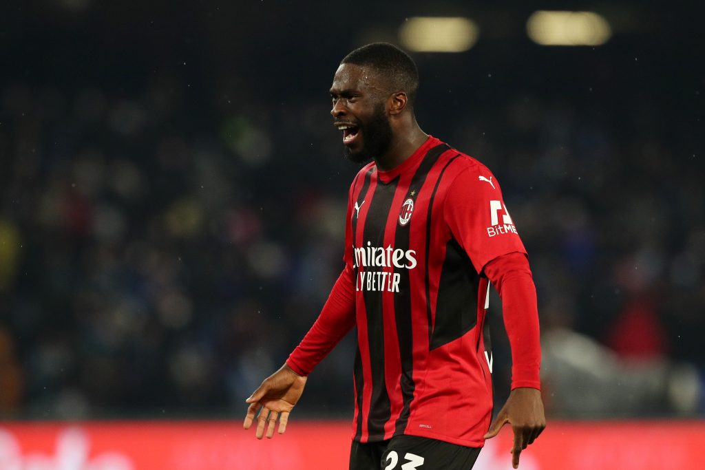 NAPLES, ITALY - MARCH 06: Fikayo Tomori of AC Milan celebrates their sides victory after the Serie A match between SSC Napoli and AC Milan at Stadio Diego Armando Maradona on March 06, 2022 in Naples, . (Photo by Francesco Pecoraro/Getty Images)