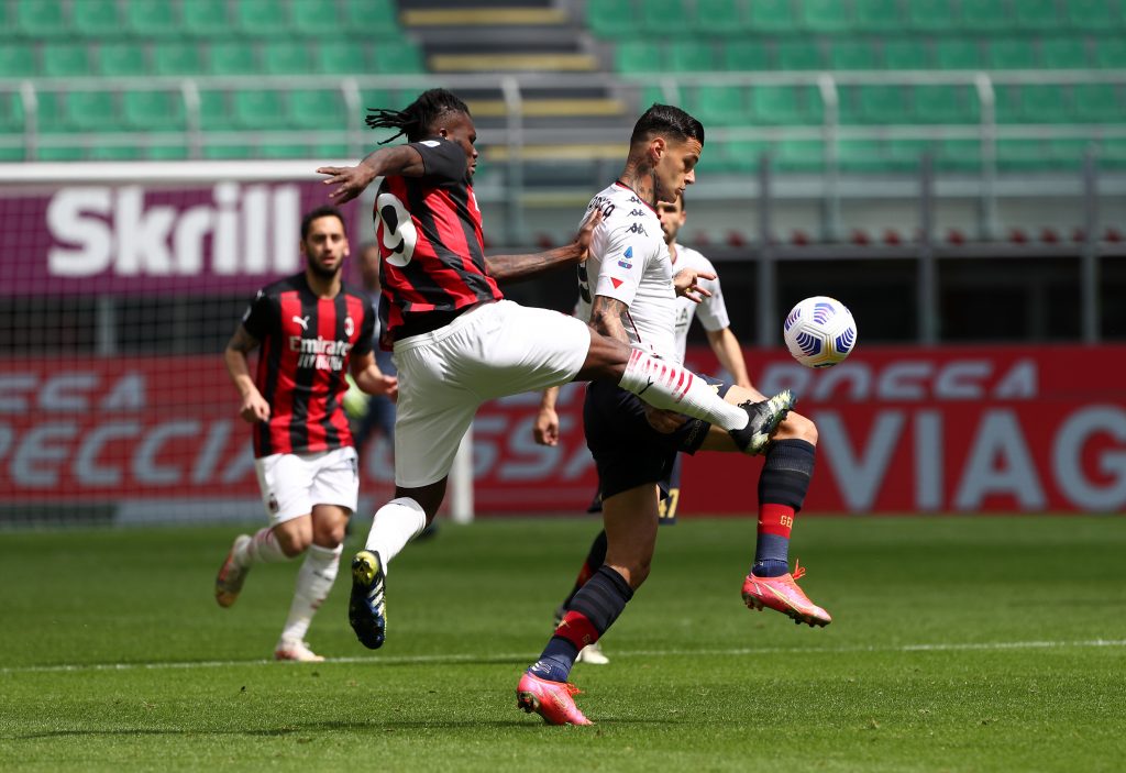 MILAN, ITALY - APRIL 18: Gianluca Scamacca of Genoa and Franck Kessie of A.C. Milan battle for the ball during the Serie A match between AC Milan and Genoa CFC at Stadio Giuseppe Meazza on April 18, 2021 in Milan, Italy. Sporting stadiums around Italy remain under strict restrictions due to the Coronavirus Pandemic as Government social distancing laws prohibit fans inside venues resulting in games being played behind closed doors. (Photo by Marco Luzzani/Getty Images)
