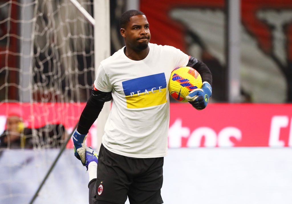 MILAN, ITALY - MARCH 01: Mike Maignan of AC Milan warms up wearing a Ukrainian flag on their shirt to indicate peace and sympathy with Ukraine prior to the Coppa Italia Semi Final 1st Leg match between AC Milan and FC Internazionale at Stadio Giuseppe Meazza on March 01, 2022 in Milan, Italy. (Photo by Marco Luzzani/Getty Images)