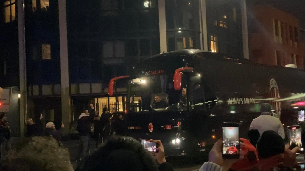 Milan-Empoli, l'arrivo del pullman a San Siro tra i cori dei tifosi | VIDEO PM