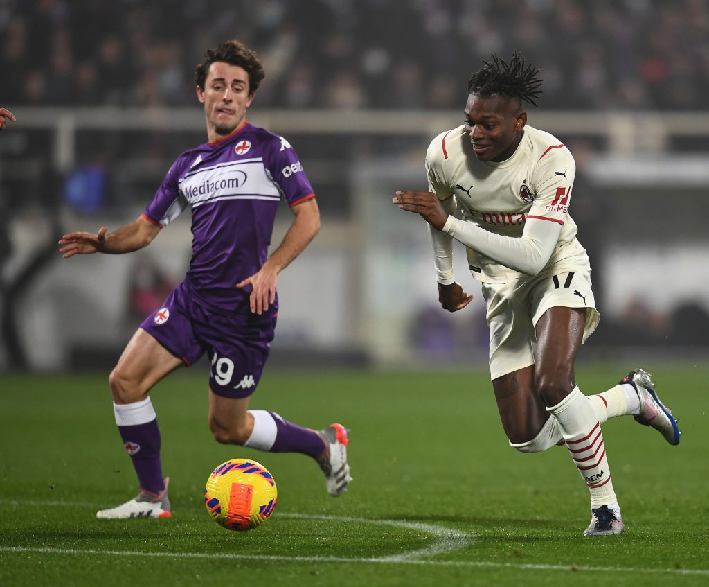 FLORENCE, ITALY - NOVEMBER 20: Rafael Leao of AC Milan competes for the ball with Alvaro Odriozola of ACF Fiorentina during the Serie A match between ACF Fiorentina and AC Milan at Stadio Artemio Franchi on November 20, 2021 in Florence, Italy. (Photo by Claudio Villa/AC Milan via Getty Images)