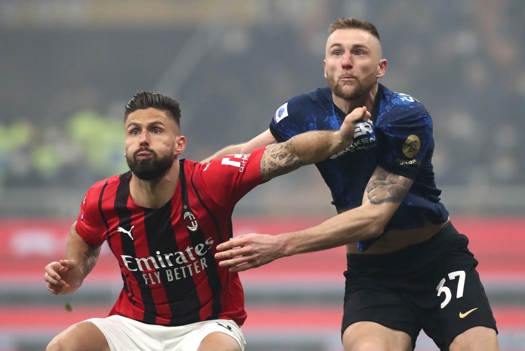 MILAN, ITALY - FEBRUARY 05: Milan Skriniar (R) of Internazionale competes with Olivier Giroud (L) of AC Milan during the Serie A match between FC Internazionale and AC Milan at Stadio Giuseppe Meazza on February 05, 2022 in Milan, Italy. (Photo by Marco Luzzani/Getty Images)