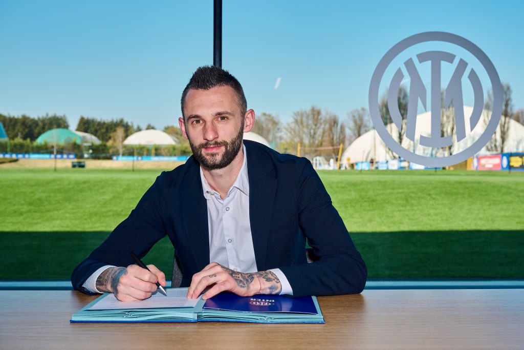 COMO, ITALY - MARCH 23: Marcelo Brozovic of FC Internazionale pose for a photo before signing the extension to his contract with FC Internazionale Milano at Appiano Gentile on March 23, 2022 in Como, Italy. (Photo by Mattia Ozbot - Inter/Inter via Getty Images)