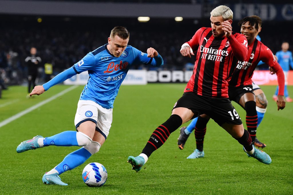 NAPLES, ITALY - MARCH 06: Piotr Zielinski of SSC Napoli is challenged by Theo Hernandez of AC Milan during the Serie A match between SSC Napoli and AC Milan at Stadio Diego Armando Maradona on March 06, 2022 in Naples, . (Photo by Francesco Pecoraro/Getty Images)
