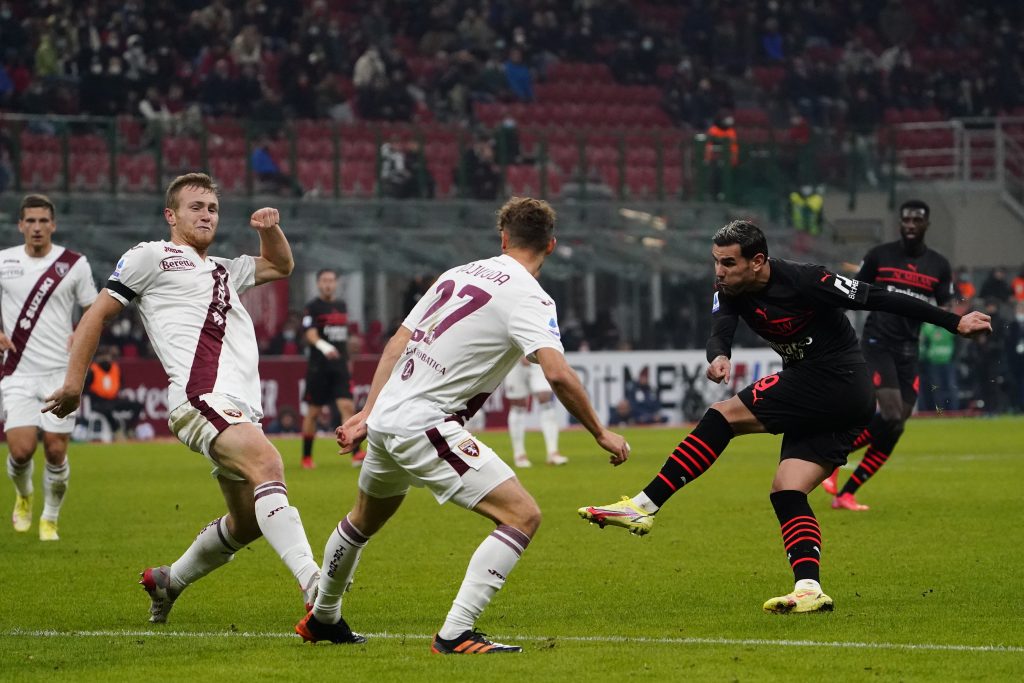 MILAN, ITALY - OCTOBER 26: Théo Hernández of AC Milan kicks the ball during the Serie A match between AC Milan and Torino FC at Stadio Giuseppe Meazza on October 26, 2021 in Milan, Italy. (Photo by Pier Marco Tacca/AC Milan via Getty Images)