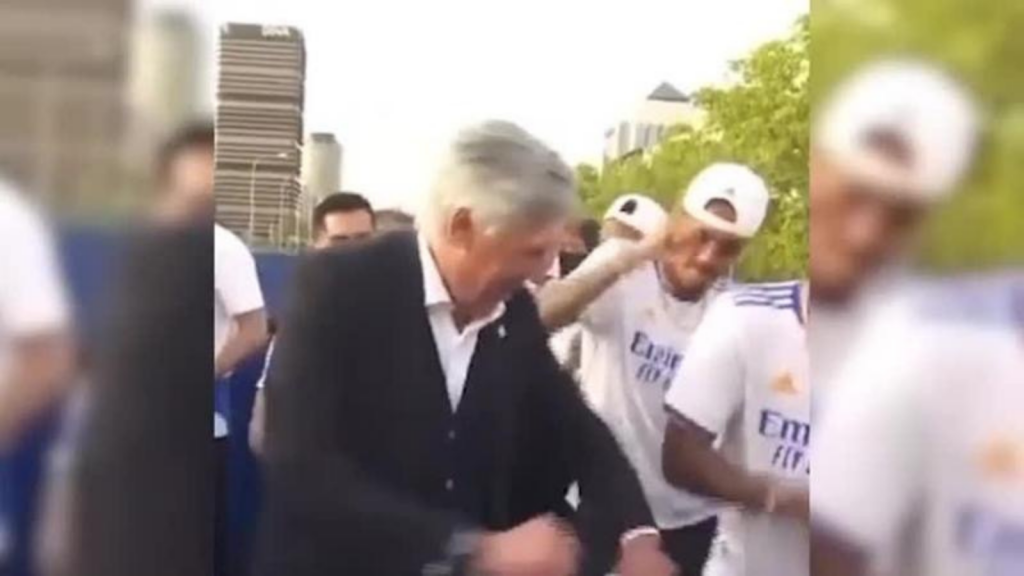 Real Madrid, Ancelotti scatenato: che balletto con Vinicius! | VIDEO