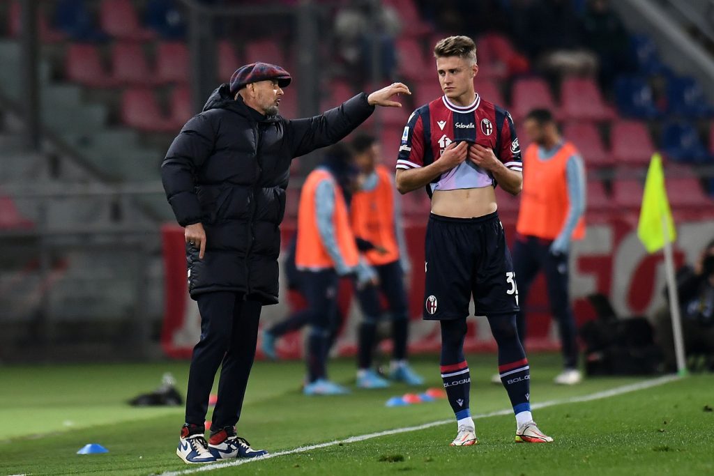 BOLOGNA, ITALY - MARCH 20: Sinisa Mihajlovic head coach of Bologna FC issues instructions to Mattias Svanberg of Bologna FC during the Serie A match between Bologna FC and Atalanta BC at Stadio Renato Dall'Ara on March 20, 2022 in Bologna, Italy. (Photo by Alessandro Sabattini/Getty Images)