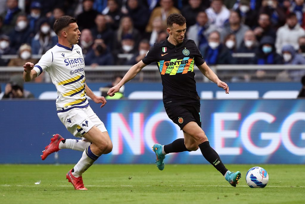MILAN, ITALY - APRIL 09: Ivan Perisic of FC Internazionale battles for possession with Nicolo Casale of Hellas Verona during the Serie A match between FC Internazionale and Hellas Verona FC at Stadio Giuseppe Meazza on April 09, 2022 in Milan, Italy. (Photo by Marco Luzzani/Getty Images)