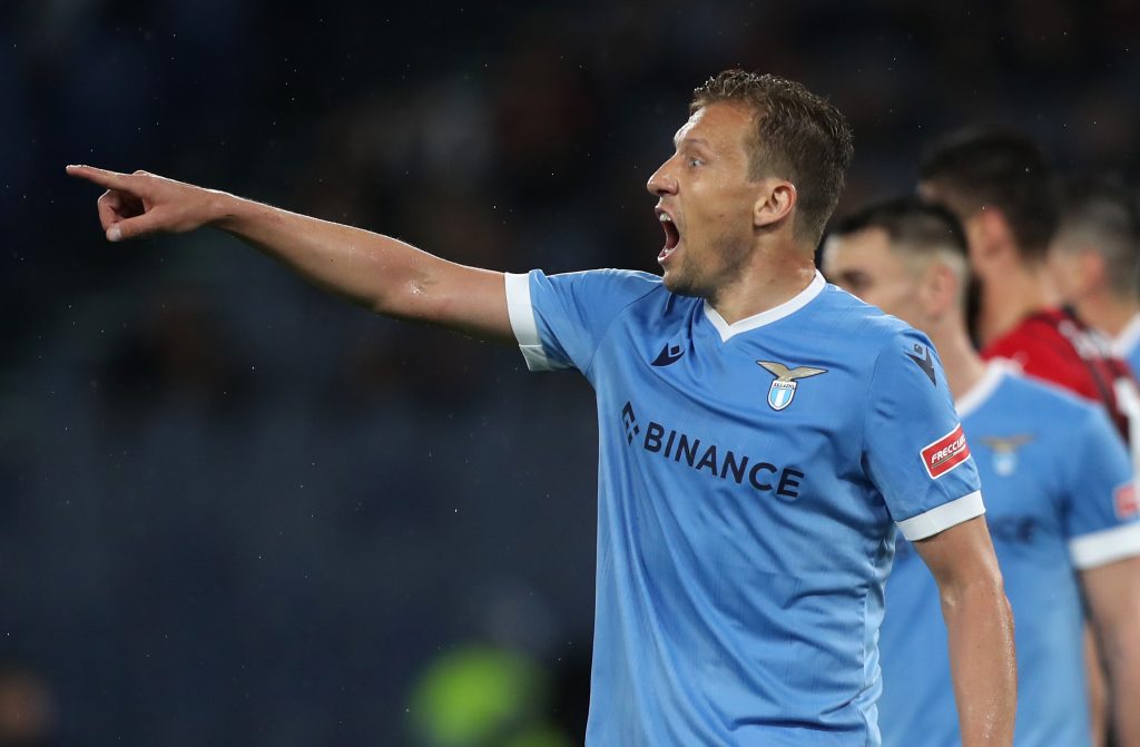 ROME, ITALY - APRIL 24: Lucas Leiva of SS Lazio gives their team instructions during the Serie A match between SS Lazio and AC Milan at Stadio Olimpico on April 24, 2022 in Rome, Italy. (Photo by Paolo Bruno/Getty Images)