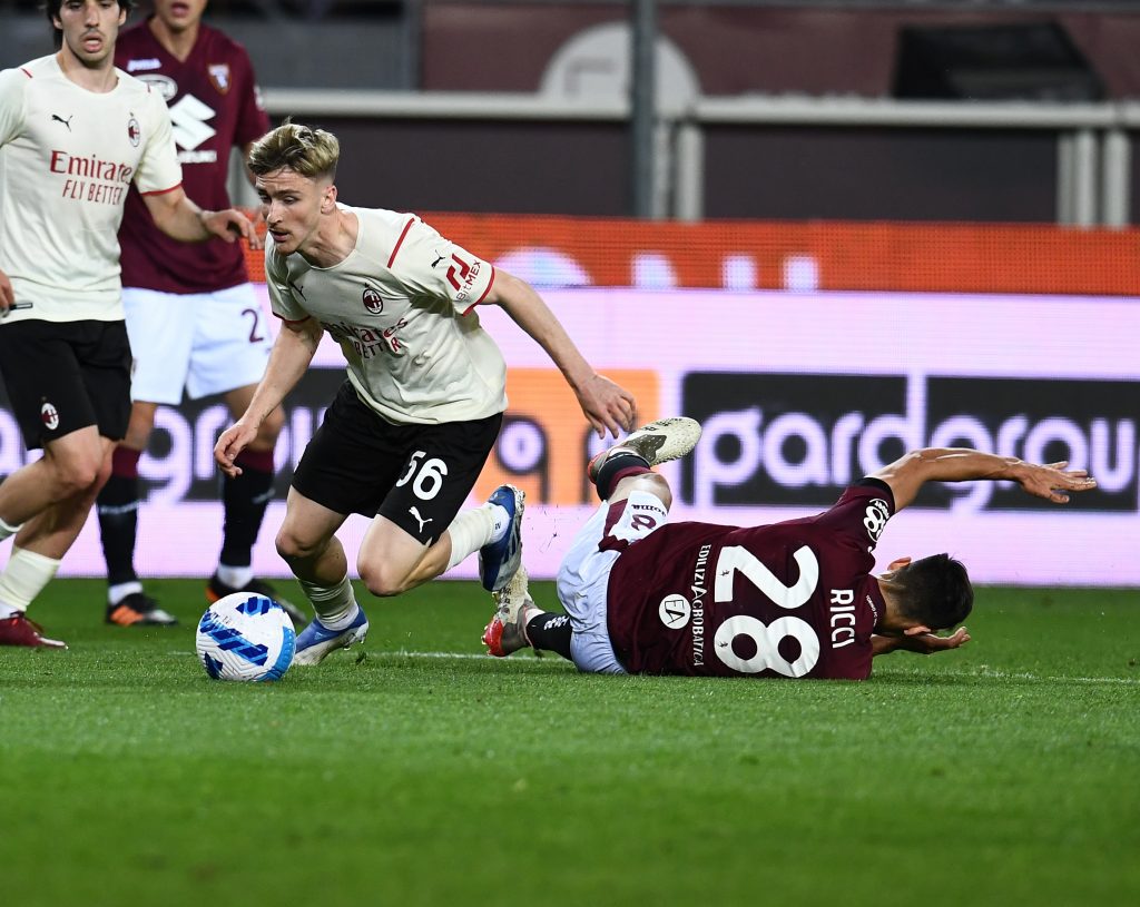 TURIN, ITALY - APRIL 10: Alexis Saelemaekers of AC Milan competes for the ball with Samuele Ricci of Torino FC during the Serie A match between Torino FC v AC Milan on April 10, 2022 in Turin, Italy. (Photo by Claudio Villa/AC Milan via Getty Images)