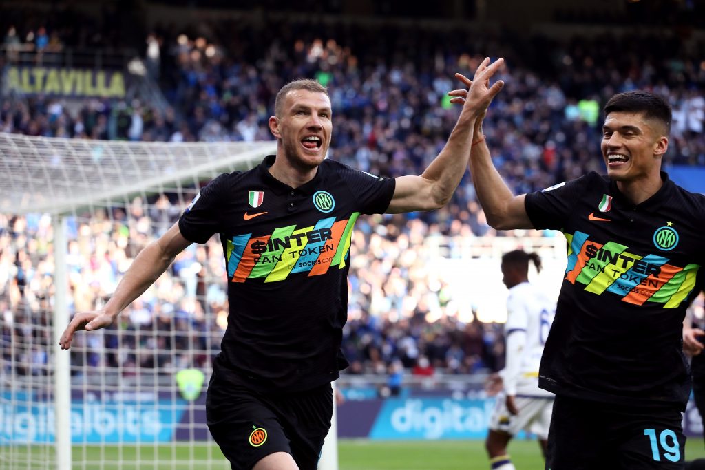 MILAN, ITALY - APRIL 09: Edin Dzeko celebrates with teammate Joaquin Correa of FC Internazionale after scoring their team's second goal during the Serie A match between FC Internazionale and Hellas Verona FC at Stadio Giuseppe Meazza on April 09, 2022 in Milan, Italy. (Photo by Marco Luzzani/Getty Images)
