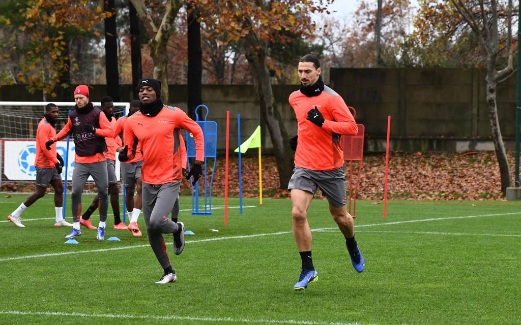 CAIRATE, ITALY - NOVEMBER 23: Zlatan Ibrahimovic and Rafael Leao of AC Milan in action during a AC Milan training session at Milanello on November 23, 2021 in Cairate, Italy. (Photo by Claudio Villa/AC Milan via Getty Images)