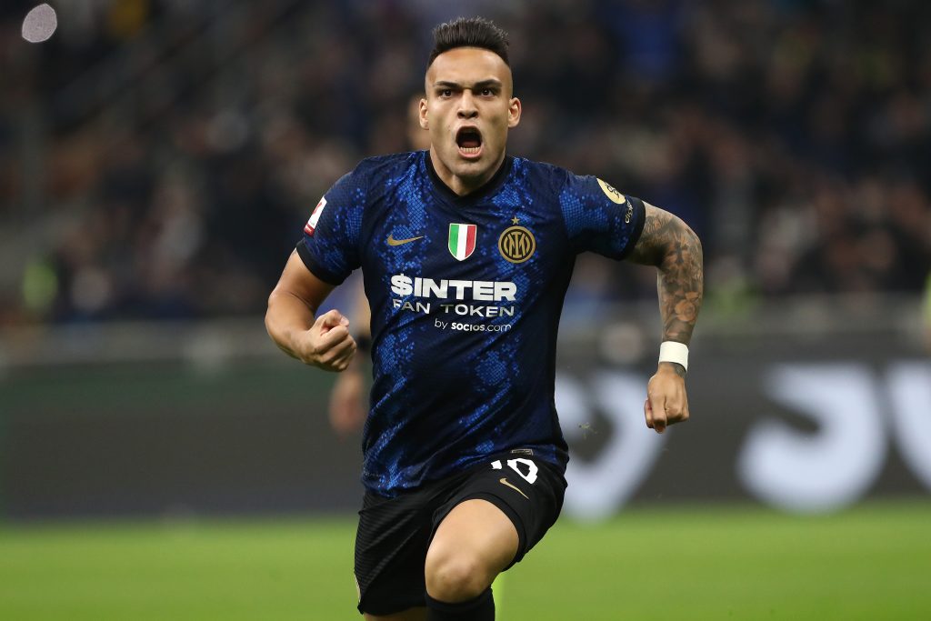 MILAN, ITALY - APRIL 19: Lautaro Martinez of FC Internazionale celebrates scoring their side's first goal during the Coppa Italia Semi Final 2nd Leg match between FC Internazionale v AC Milan at Giuseppe Meazza Stadium on April 19, 2022 in Milan, Italy. (Photo by Marco Luzzani/Getty Images)