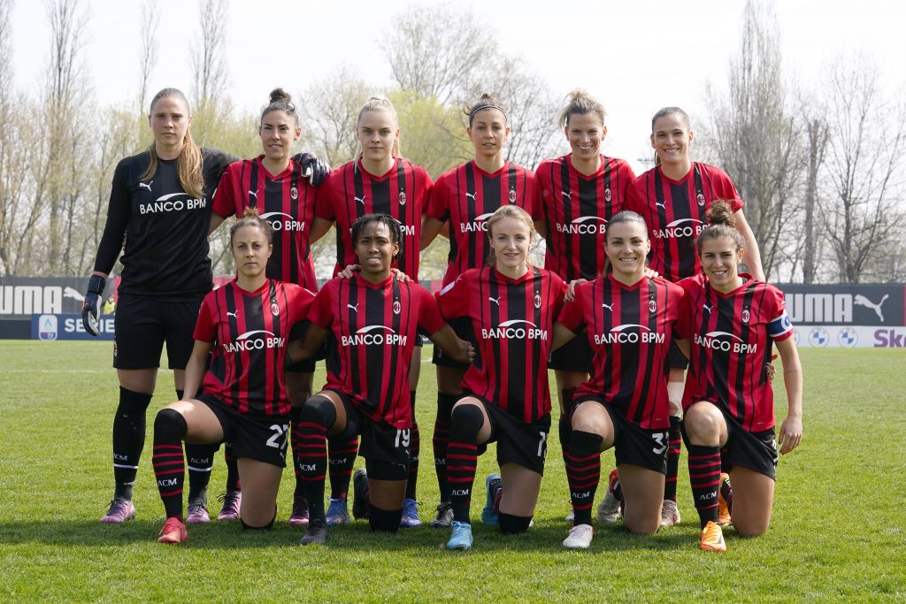 MILAN, ITALY - MARCH 27: Laura Giuliani, Laura Fusetti, Gudny Arnadottir, Greta Adami, Laura Agard, Laia Codina Panedas, Linda Tucceri Cimini, Lindsey Thomas, Lousi Christy Grimshaw, Alia Guagni and Valentina Bergamaschi of AC Milan Women pose during the Women Serie A match between AC Milan and Fiorentina at Campo Sportivo Vismara on March 27, 2022 in Milan, Italy. (Photo by Pier Marco Tacca/AC Milan via Getty Images)