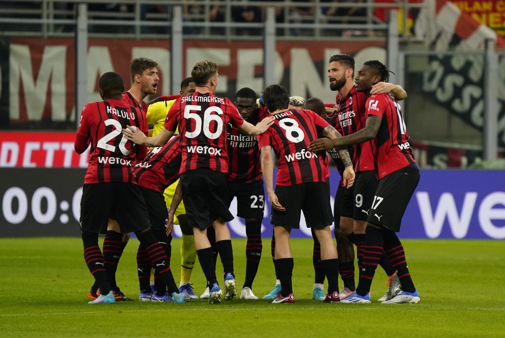 MILAN, ITALY - APRIL 15: AC Milan players gather in a circle prior to the Serie A match between AC Milan and Genoa CFC at Stadio Giuseppe Meazza on April 15, 2022 in Milan, Italy. (Photo by Pier Marco Tacca/AC Milan via Getty Images)