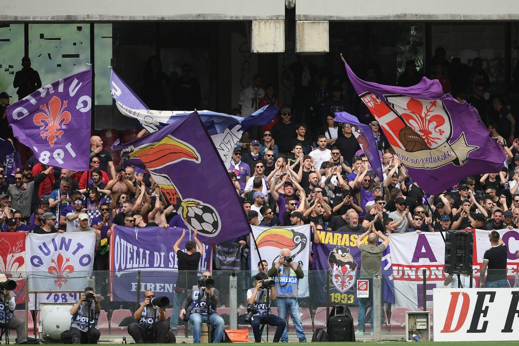 SALERNO, ITALY - APRIL 24: ACF Fiorentina supporters react during the Serie A match between US Salernitana and ACF Fiorentina at Stadio Arechi on April 24, 2022 in Salerno, Italy. (Photo by Francesco Pecoraro/Getty Images)