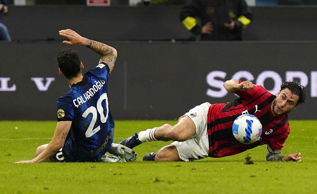 MILAN, ITALY - APRIL 19: Davide Calabria of AC Milan is tackled by Hakan Calhanoglu of FC Internazionale during the Coppa Italia Semi Final 2nd Leg match between FC Internazionale v AC Milan at Giuseppe Meazza Stadium on April 19, 2022 in Milan, Italy. (Photo by Pier Marco Tacca/AC Milan via Getty Images)