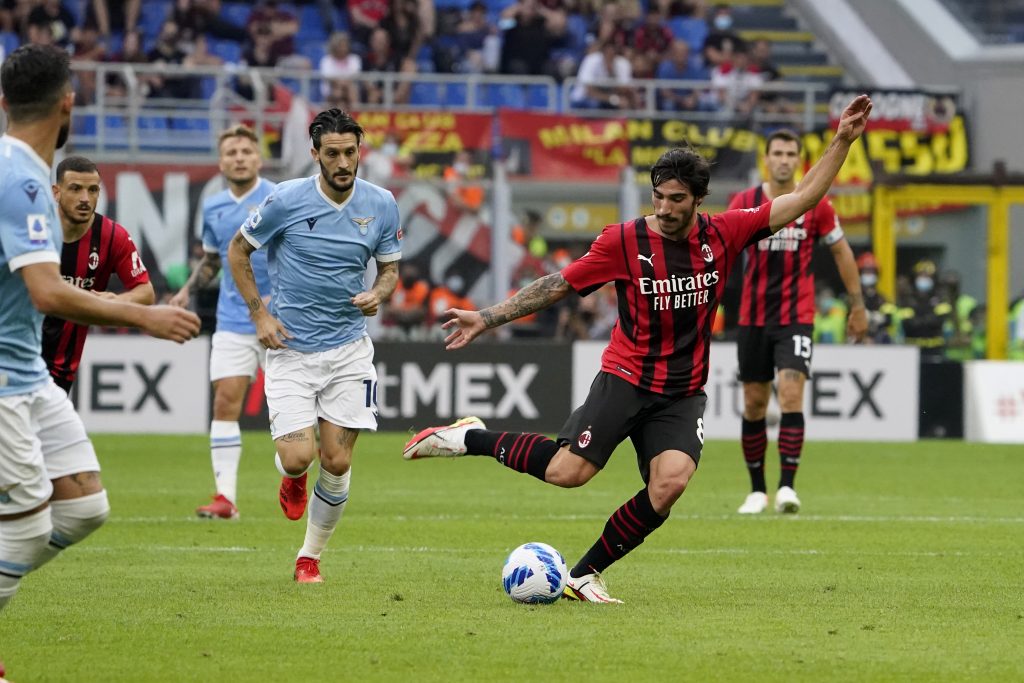 MILAN, ITALY - SEPTEMBER 12: Sandro Tonali of AC Milan in action during the Serie A match between AC Milan and SS Lazio at Stadio Giuseppe Meazza on September 12, 2021 in Milan, Italy. (Photo by Pier Marco Tacca/AC Milan via Getty Images)