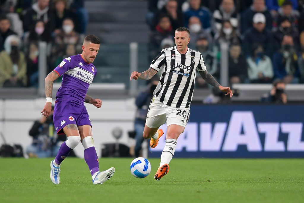 TURIN, ITALY - APRIL 20: Federico Bernardeschi of Juventus competes for the ball with Cristiano Biraghi ofiduring the Coppa Italia Semi Final 2nd Leg match between Juventus FC v ACF Fiorentina at Allianz Stadium on April 20, 2022 in Turin, Italy. (Photo by Daniele Badolato - Juventus FC/Juventus FC via Getty Images)
