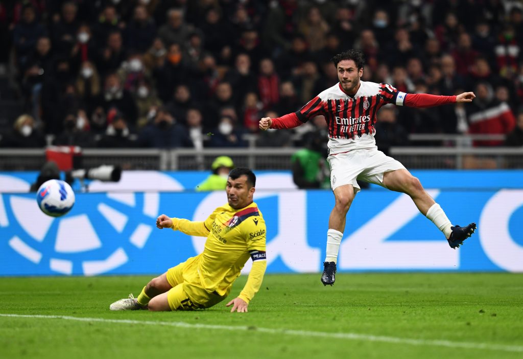 MILAN, ITALY - APRIL 04: Davide Calabria of AC Milan competes for the ball with Gary Medel of Bologna FC during the Serie A match between AC Milan and Bologna FC at Stadio Giuseppe Meazza on April 04, 2022 in Milan, Italy. (Photo by Claudio Villa/AC Milan via Getty Images)