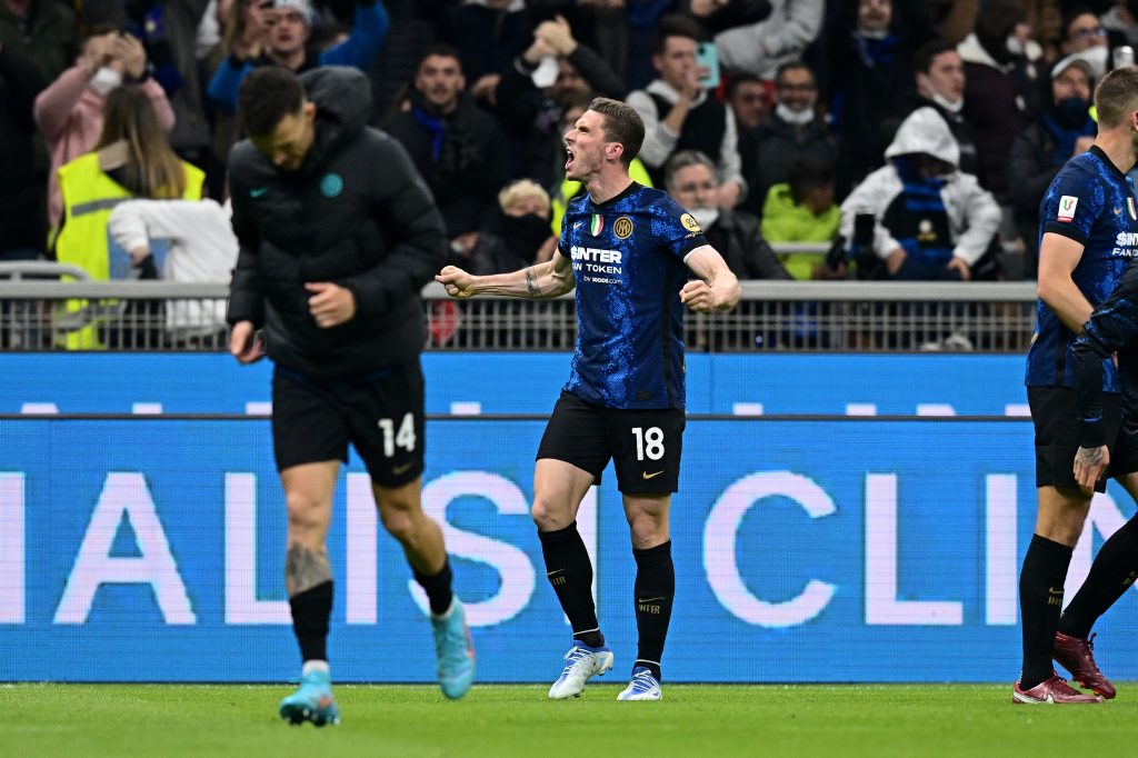 MILAN, ITALY - APRIL 19: Robin Gosens of FC Internazionale celebrates after scoring their team's third goal during the Coppa Italia Semi Final 2nd Leg match between FC Internazionale v AC Milan at Giuseppe Meazza Stadium on April 19, 2022 in Milan, Italy. (Photo by Mattia Ozbot - Inter/Inter via Getty Images)