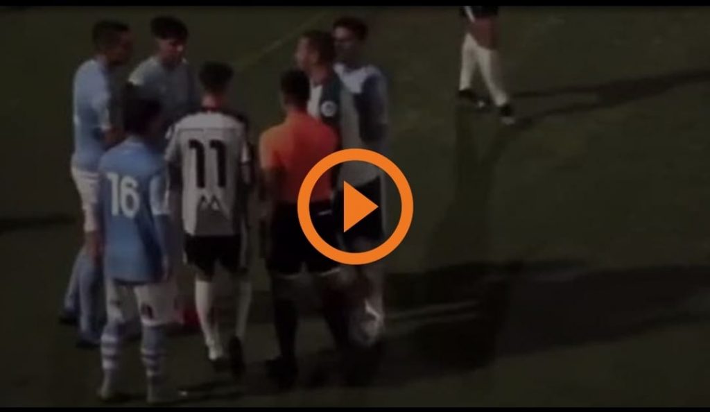 Totti, ma che fai? Manata all'avversario e rissa sfiorata | VIDEO (screen gazzetta.it)