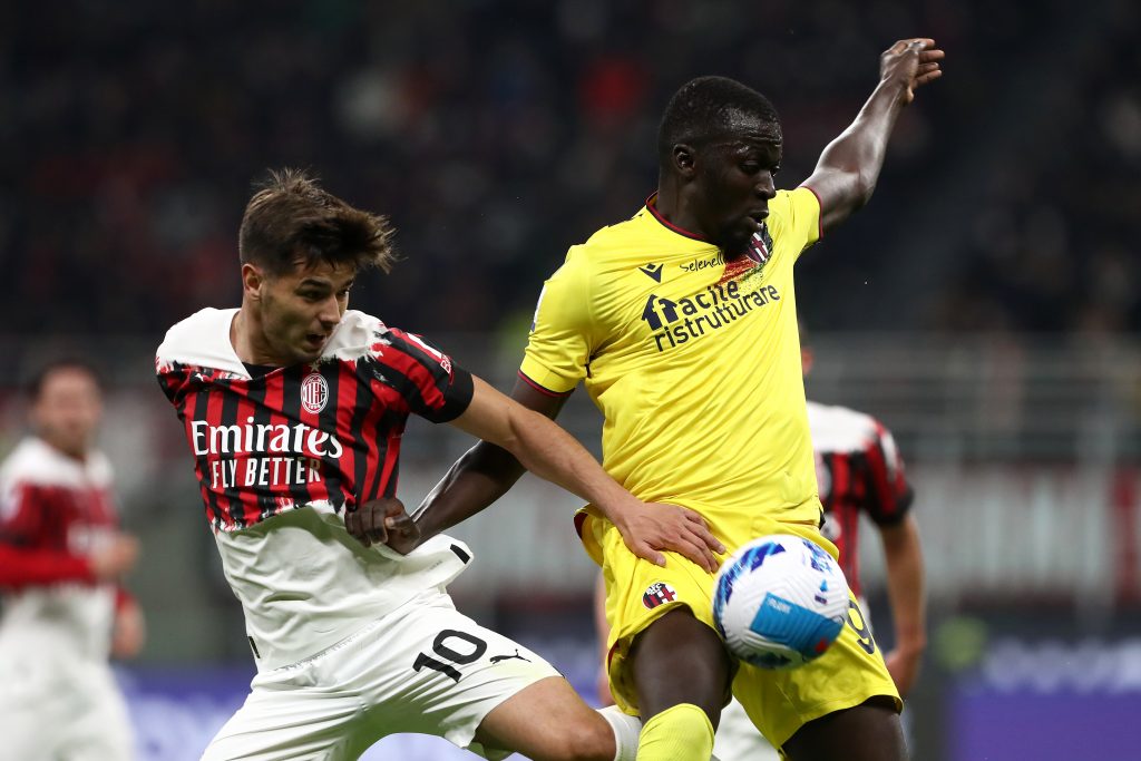 MILAN, ITALY - APRIL 04: Musa Barrow of Bologna battles for possession with Brahim Diaz of AC Milan during the Serie A match between AC Milan and Bologna FC at Stadio Giuseppe Meazza on April 04, 2022 in Milan, Italy. (Photo by Marco Luzzani/Getty Images)
