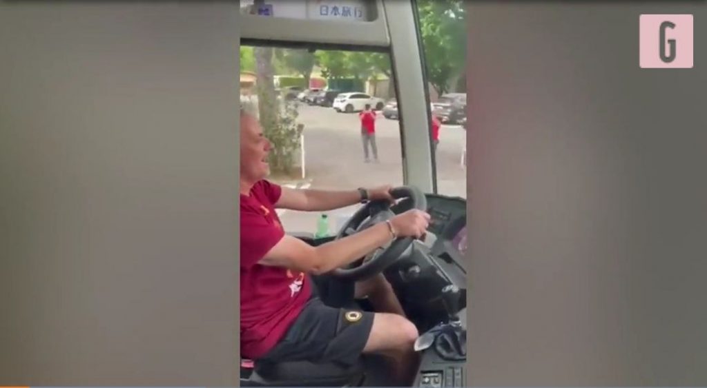 Roma, Mourinho guida il bus ma dimentica il preparatore | VIDEO (screen gazzetta.it)