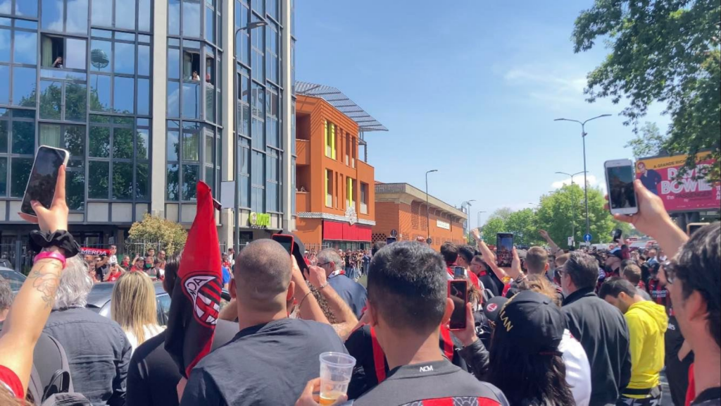 Milan-Fiorentina, entusiasmo e cori dei tifosi: "Interista v***" | VIDEO PM