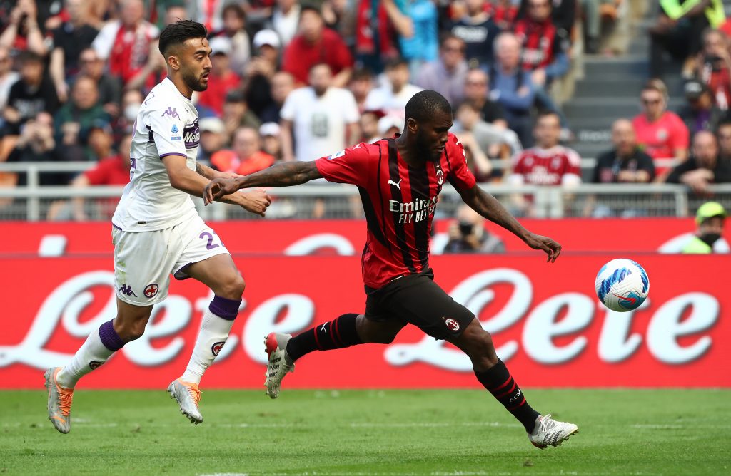 MILAN, ITALY - MAY 01: Franck Kessie of AC Milan is challenged by Lorenzo Venuti of Fiorentina during the Serie A match between AC Milan and ACF Fiorentina at Stadio Giuseppe Meazza on May 01, 2022 in Milan, Italy. (Photo by Marco Luzzani/Getty Images)