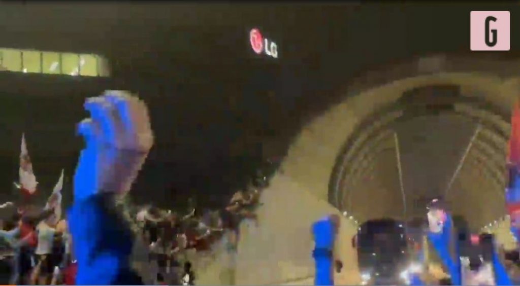 Foto, cori e applausi: l'arrivo del pullman a Casa Milan | VIDEO (screen gazzetta.it)
