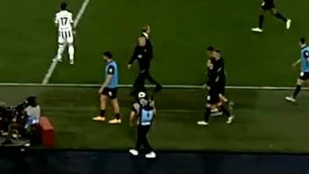 Allegri e il presunto calcio in finale di Coppa Italia: una furia! | VIDEO