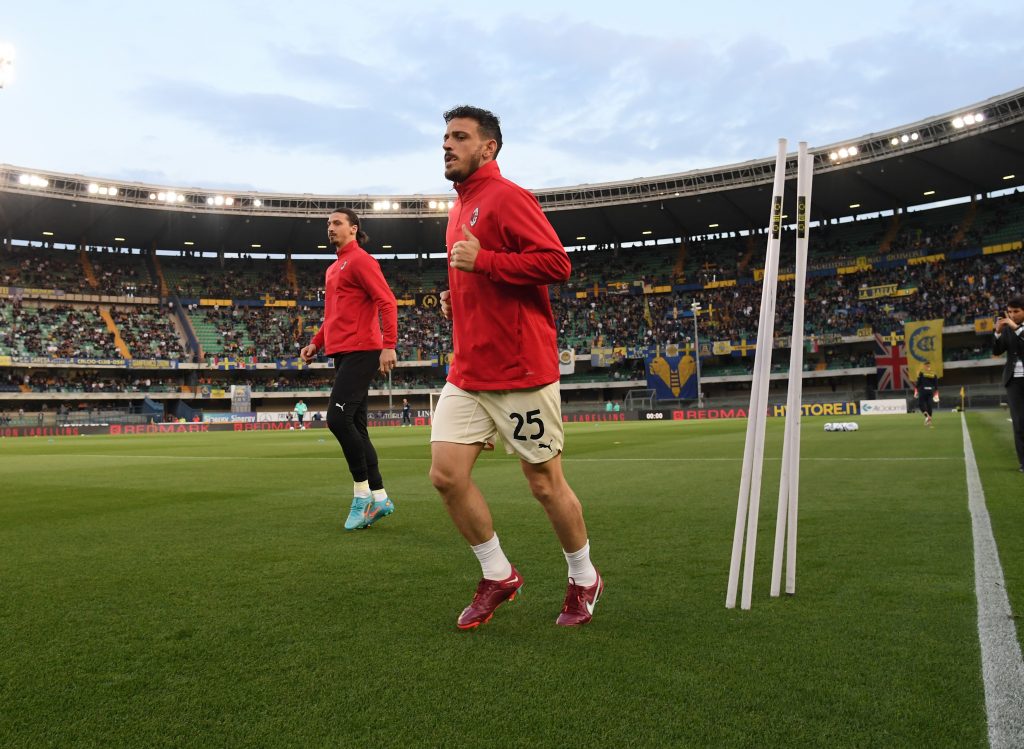 VERONA, ITALY - MAY 08: Alessandro Florenzi of AC Milan warms up ahead before the Serie A match between Hellas Verona FC and AC Milan at Stadio Marcantonio Bentegodi on May 08, 2022 in Verona, Italy. (Photo by Claudio Villa/AC Milan via Getty Images)