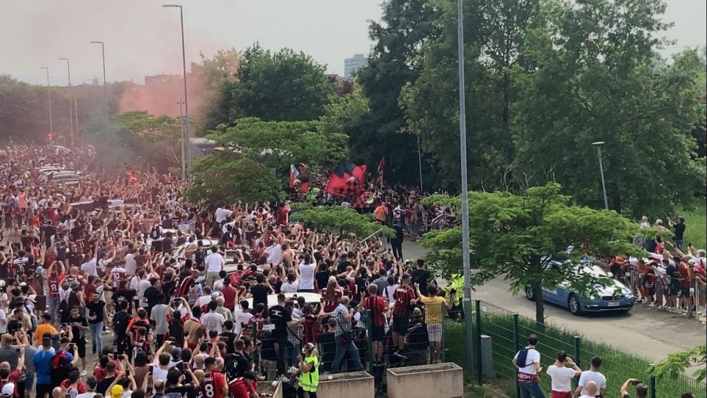 SASSUOLO-MILAN, l'arrivo del pullman rossonero | VIDEO PM (getty images)
