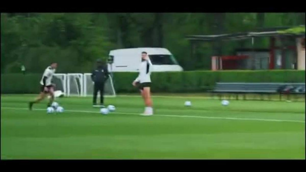 Giroud, quanti gol a Milanello! Poi lo scherzo di Tonali in fuorigioco | VIDEO
