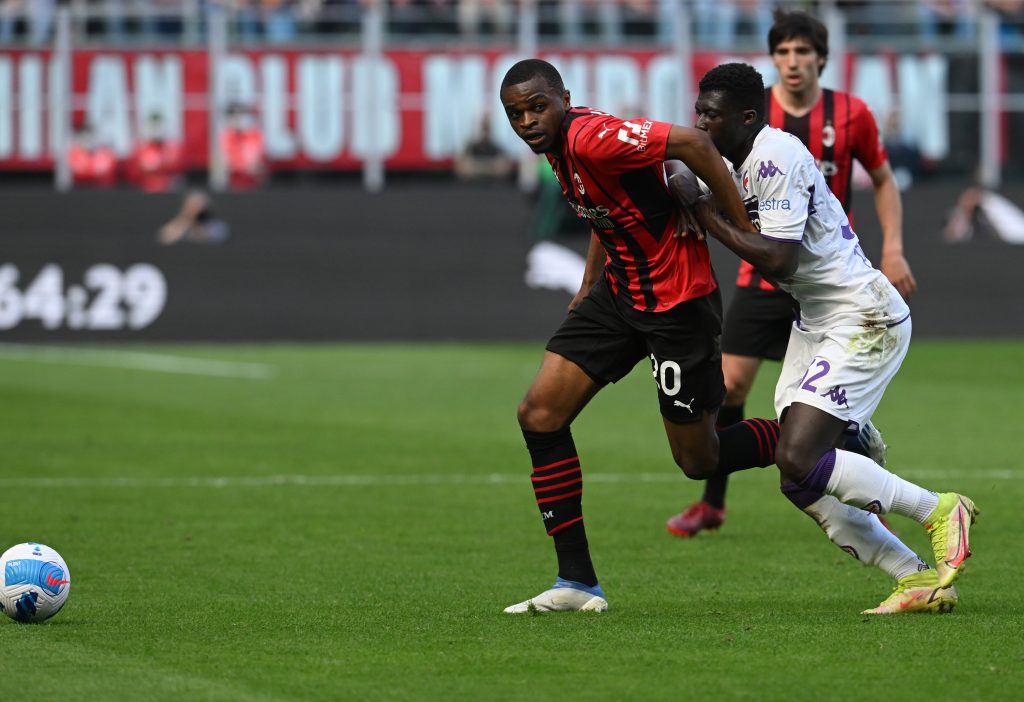 MILAN, ITALY - MAY 01: Pierre Kalulu of AC Milan competes for the ball with Alfred Duncan of ACF Fiorentina during the Serie A match between AC Milan and ACF Fiorentina at Stadio Giuseppe Meazza on May 01, 2022 in Milan, Italy. (Photo by Claudio Villa/AC Milan via Getty Images)