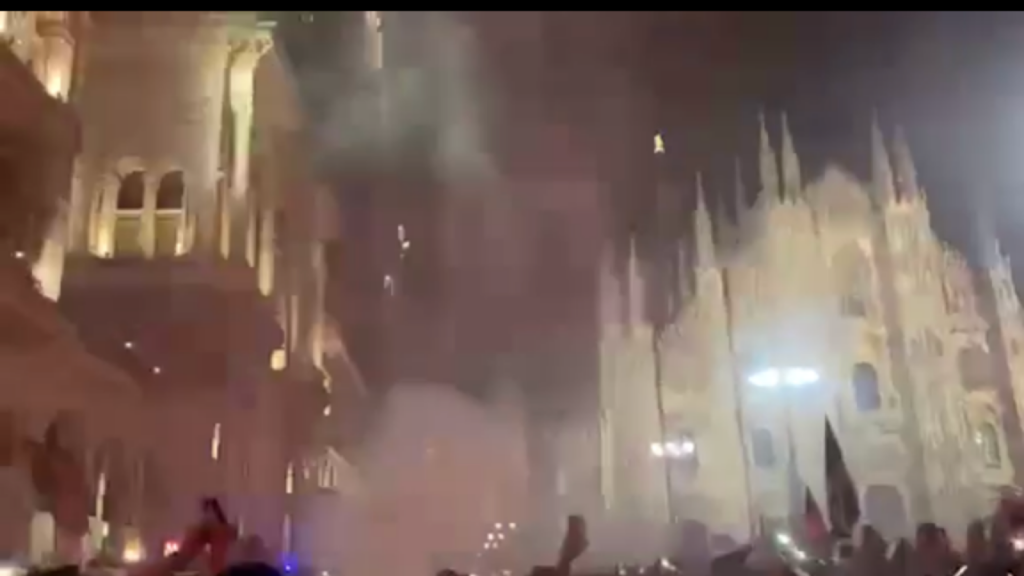 MILAN - fuochi d'artificio, fumogeni e cori: tifosi scatenati in Piazza Duomo | VIDEO PM
