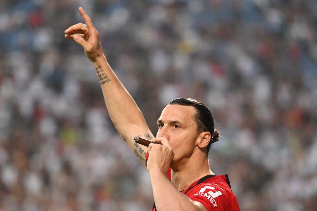 REGGIO NELL'EMILIA, ITALY - MAY 22: Zlatan Ibrahimovic of AC Milan celebrates with a cigar after their side finished the season as Serie A champions during the Serie A match between US Sassuolo and AC Milan at Mapei Stadium - Citta' del Tricolore on May 22, 2022 in Reggio nell'Emilia, Italy. (Photo by Chris Ricco/Getty Images)