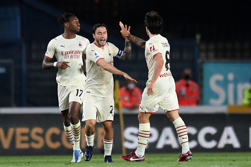 VERONA, ITALY - MAY 08: Sandro Tonali of AC Milan celebrates after scoring the 1-1 goal during the Serie A match between Hellas Verona FC and AC Milan at Stadio Marcantonio Bentegodi on May 08, 2022 in Verona, Italy. (Photo by Alessandro Sabattini/Getty Images)
