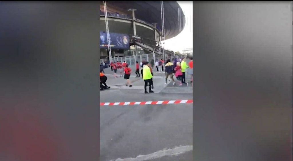 Champions League, tifosi senza biglietto scavalcano i cancelli dello stadio | VIDEO (screen gazzetta.it)