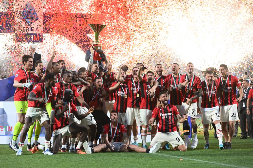REGGIO NELL'EMILIA, ITALY - MAY 22: Alessio Romagnoli of AC Milan lifts the Serie A Scudetto trophy after their side finished the season as Serie A champions during the Serie A match between US Sassuolo and AC Milan at Mapei Stadium - Citta' del Tricolore on May 22, 2022 in Reggio nell'Emilia, Italy. (Photo by Chris Ricco/Getty Images)