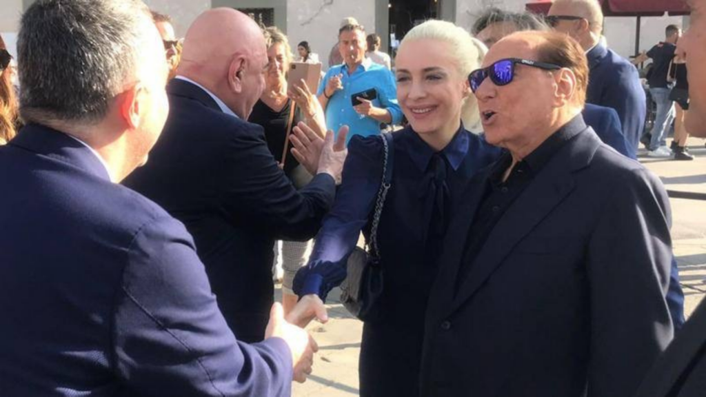 Berlusconi turista prima di Pisa-Monza: "Forza Milan!" | VIDEO