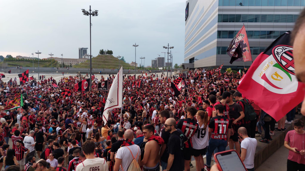SASSUOLO-MILAN, parte la festa: folla rossonera a Casa Milan!