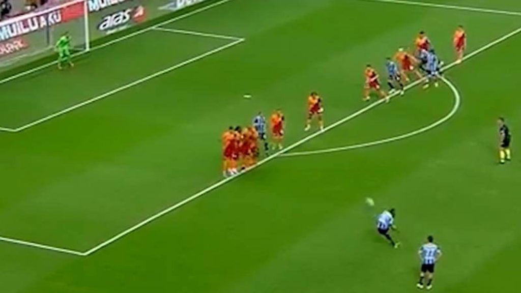 Balotelli gol punizione vs Galatasaray
