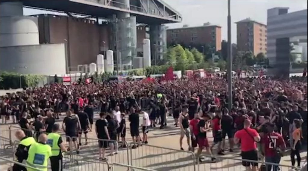 Folla rossonera in attesa del pullman scoperto a Casa Milan | VIDEO PM (foto pm)