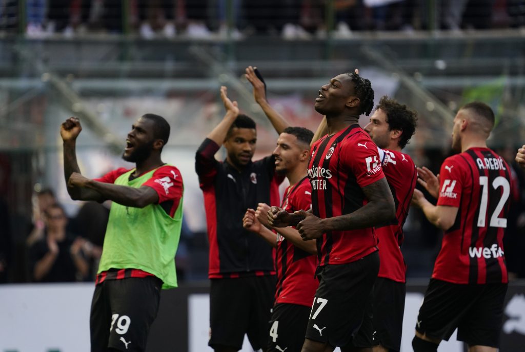 MILAN, ITALY - MAY 01: Rafael Leão of AC Milan celebrates the victory with teammates at the end of the Serie A match between AC Milan and ACF Fiorentina at Stadio Giuseppe Meazza on May 01, 2022 in Milan, Italy. (Photo by Pier Marco Tacca/AC Milan via Getty Images)