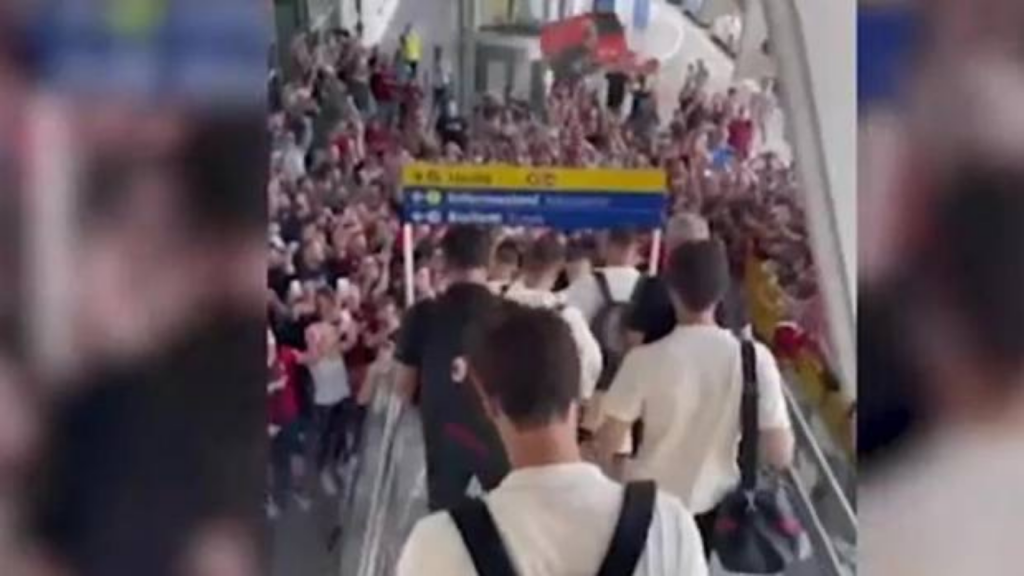 Sassuolo Milan accoglienza tifosi Reggio Emilia Giroud | VIDEO